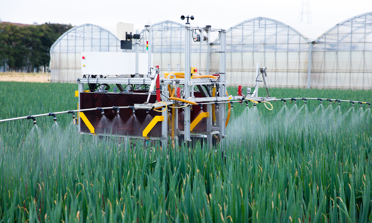 自律走行型の農薬散布ロボット